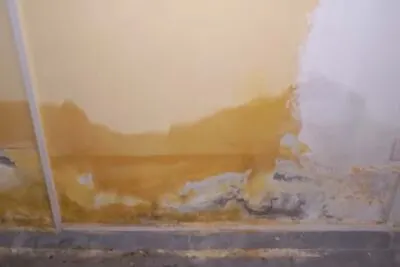 mancha de agua en la pared por filtracion